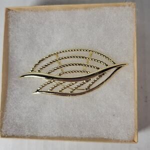 Gold Tone Leaves Classic Openwork Retro Feminine Floral Brooch